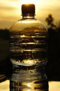 Wasserflasche vor dem Sonnenuntergang - HOHF000800