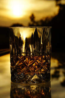 Whiskeyglas vor Sonnenuntergang - HOHF000801