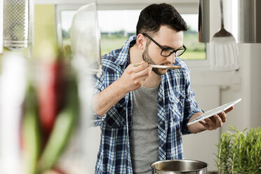 Young man cooking in kitchen at home - UUF000478