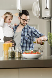 Vater und Tochter kochen in der Küche - UUF000500