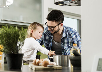 Vater und Tochter kochen in der Küche - UUF000502