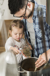 Vater und Tochter kochen in der Küche - UUF000482