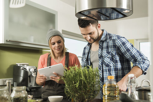 Ehepaar beim Kochen in der Küche zu Hause - UUF000510