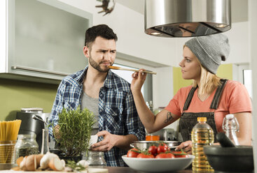 Ehepaar beim Kochen in der Küche zu Hause - UUF000513