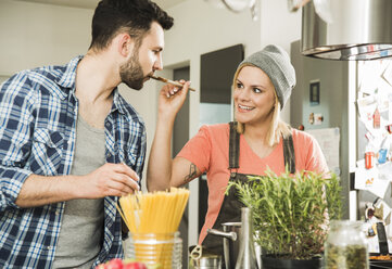 Ehepaar beim Kochen in der Küche zu Hause - UUF000516