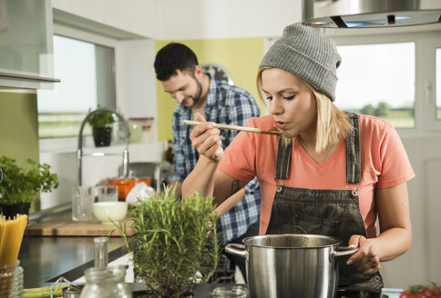 Ehepaar beim Kochen in der Küche zu Hause - UUF000519