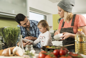 Familie beim Kochen in der Küche zu Hause - UUF000472