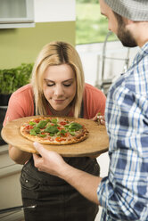Ehepaar isst eine Pizza zu Hause - UUF000474