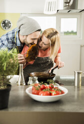 Coupleg in der Küche isst Steak aus der Bratpfanne - UUF000528