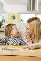 Mutter und Tochter backen in der Küche zu Hause - UUF000471