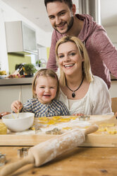 Porträt der Familie beim Backen in der Küche zu Hause - UUF000505