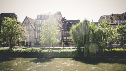 Frankreich, Elsass, Straßburg, Fluss L'ill, Blick auf die Uferpromenade - SBDF000904