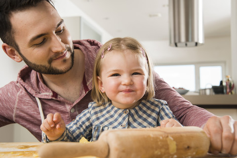 Vater und Tochter backen in der Küche, lizenzfreies Stockfoto