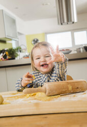 Kleinkind beim Backen in der Küche - UUF000514