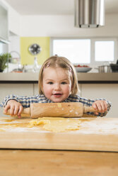 Kleinkind beim Backen in der Küche - UUF000545