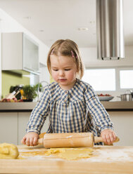 Kleinkind beim Backen in der Küche - UUF000515