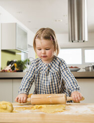 Toddler baking in kitchen - UUF000515