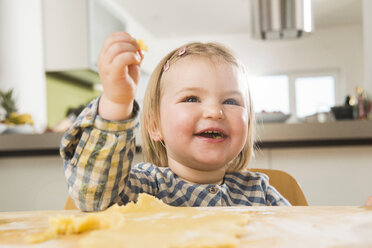 Kleinkind beim Backen in der Küche - UUF000546