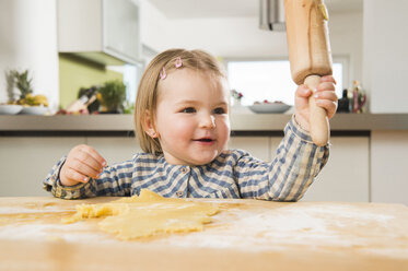 Kleinkind beim Backen in der Küche - UUF000518