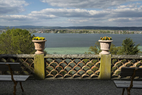 Schweiz, Thurgau, Salenstein, Blick vom Schloss Arenenberg auf die Insel Reichenau im Bodensee - ELF001001
