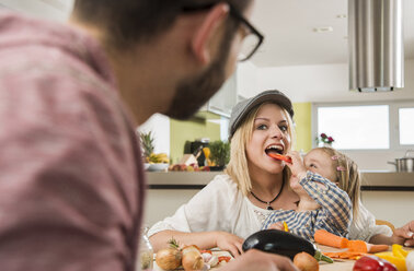 Familie beim Kochen in der Küche zu Hause - UUF000523