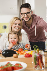 Porträt der Familie beim Kochen in der Küche zu Hause - UUF000524