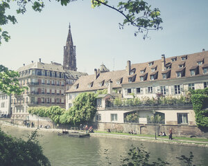 Frankreich, Elsass, Straßburg, Fluss L'ill, Blick auf die Uferpromenade und den Turm des Straßburger Münsters - SBDF000910