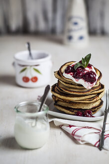 Amerikanische Pfannkuchen mit Kirschsauce und griechischem Joghurt - SBDF000925