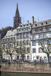 Frankreich, Elsass, Straßburg, Fluss L'ill, Blick auf die Uferpromenade und den Turm des Straßburger Münsters - SBDF000929