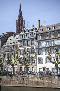 Frankreich, Elsass, Straßburg, Fluss L'ill, Blick auf die Uferpromenade und den Turm des Straßburger Münsters - SBDF000929