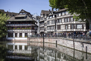 Frankreich, Elsass, Straßburg, Petite-France, Place Benjamin Zix, Fluss L'ill - SBDF000934