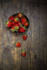 Metallschale mit Erdbeeren auf dunklem Holz, Ansicht von oben - LVF001261