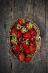 Korb mit Erdbeeren auf dunklem Holz, Ansicht von oben - LVF001263