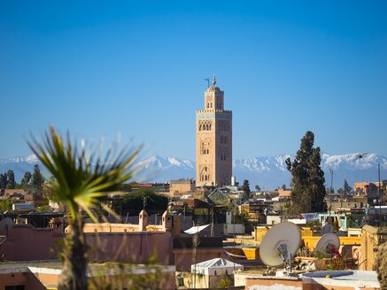 Marokko, Marrakesch, Koutoubia-Moschee mit Atlasgebirge im Hintergrund - AMF002251