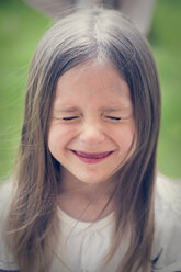 Porträt eines kleinen Mädchens, das die Augen zusammenkneift - SARF000609