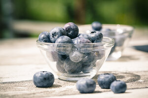 Glasschalen mit Blaubeeren auf Holztisch - SARF000611