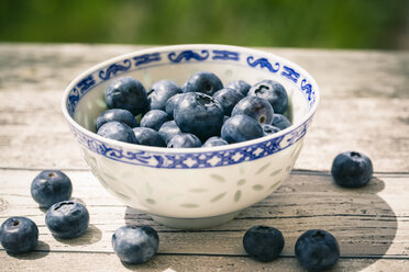 Schale mit Blaubeeren auf Holztisch - SARF000612