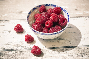 Schale mit Himbeeren auf weißem Holztisch - SARF000615