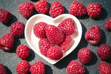 Herzförmige Schale mit Himbeeren auf Schiefer - SARF000616