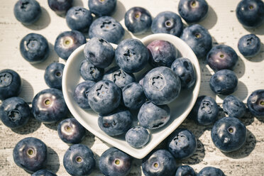 Herzförmige Schale mit Blaubeeren auf Holz - SARF000617