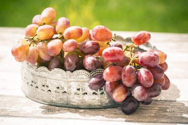 Zinkschale mit roten Weintrauben auf Holztisch - SARF000618