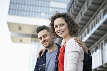 Germany, North Rhine-Westphalia, Cologne, portrait of couple in front of facade at Rheinauhafen - RHF000330