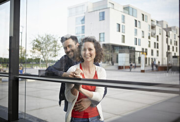 Germany, North Rhine-Westphalia, Cologne, couple on the move at Rheinauhafen - RHF000337