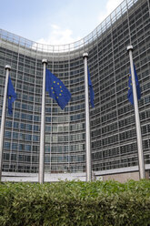 Belgien, Brüssel, Europäische Kommission, Europäische Flaggen am Berlaymont-Gebäude - WI000653