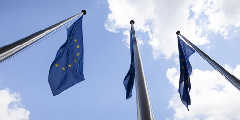 Belgien, Brüssel, Europäische Kommission, europäische Flaggen und Himmel mit Wolken - WIF000657