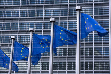 Belgien, Brüssel, Europäische Kommission, Europäische Flaggen am Berlaymont-Gebäude - WIF000660