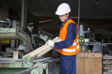 Junger Arbeiter in der Tischlerei der Palettenproduktion - SGF000690