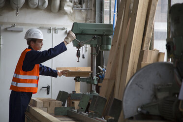 Junger Arbeiter in der Tischlerei der Palettenproduktion - SGF000695