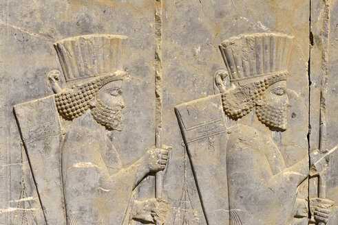 Iran, antike achämenidische Ausgrabungsstätte von Persepolis, Flachrelief von persischen Soldaten am Apadana-Palast - ES001123