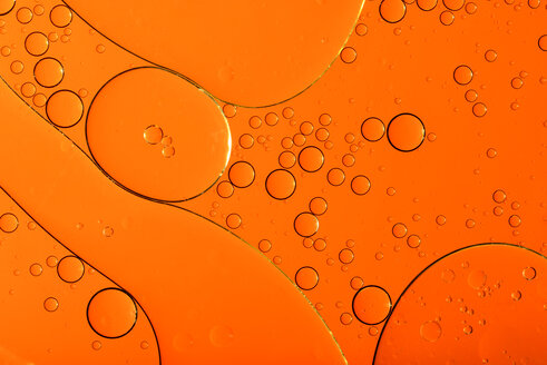 Öl und Wasser vor orangefarbenem Hintergrund - MJOF000150